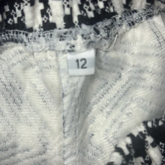 Girls Shorts🖤🤍 - Picture 3 of 3